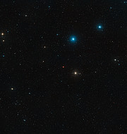 Okolí hvězdy R Aquarii z archivu Digitized Sky Survey