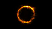 Ansicht von SPT0418-47 durch eine Gravitationslinse