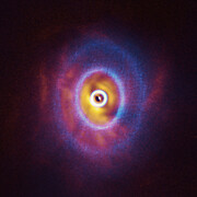 Imágenes de GW Orionis obtenidas por ALMA y SPHERE (superpuestas)