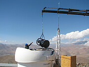 Der Tubus des Test-Bed Telescope 2 wird in den Dom heruntergelassen