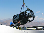 Der Tubus des Test-Bed Telescope 2 wird in Position gebracht