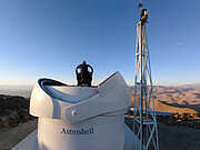 Die geöffnete Kuppel des Test-Bed Telescope 2 auf La Silla