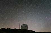 Die Kuppel des Test-Bed Telescope 2 bei Nacht