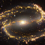 Galaxie NGC 1300 na snímku VLT/MUSE a ALMA v různých vlnových délkách