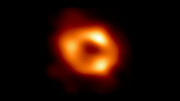 První snímek černé díry Sgr A* v centru Galaxie (širší pozadí)