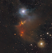 Infračervený záběr objektu IRAS 11051-7706 v souhvězdí Chamaeleon