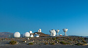 Vue de jour des télescopes BlackGEM à La Silla