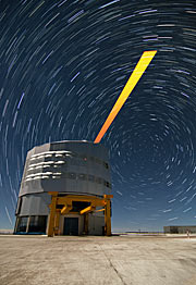Estrela guia laser do VLT e rastros de estrelas no Observatório do Paranal do ESO