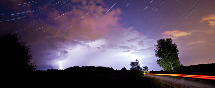 Constelación de Casiopea sobre una tormenta eléctrica