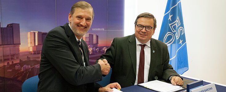 ESO-SAESA contract signature ceremony