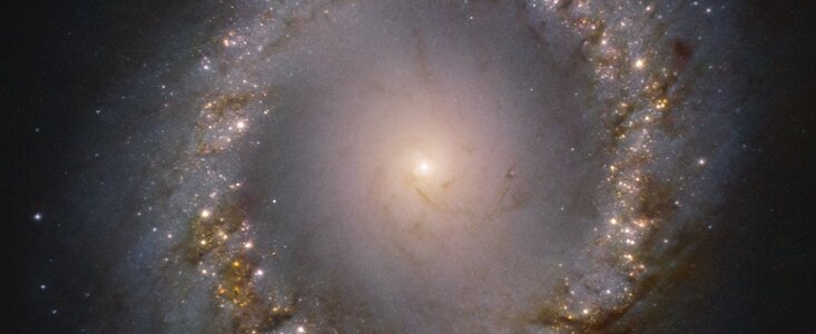 ERIS ve la primera luz, capturando una vista detallada del anillo interior de NGC 1097