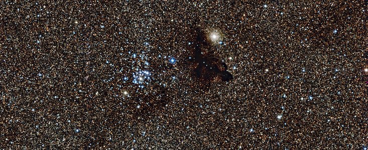 De heldere sterrenhoop NGC 6520 en de vreemd gevormde donkere wolk Barnard 86