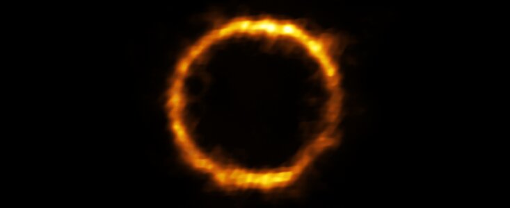 Ansicht von SPT0418-47 durch eine Gravitationslinse