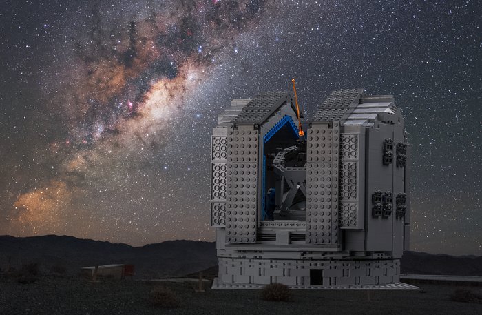 Il modello LEGO® del VLT con la vera Via Lattea sullo sfondo