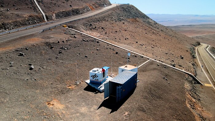 Forskare arbetar vid OASIS-projektets container vid ESO:s Paranalobservatorium