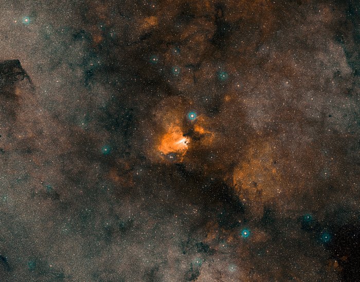 Bild från Digitized Sky Survey av Omeganebulosan