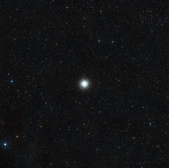 Vista de campo largo do céu em torno do enxame estelar globular Messier 55
