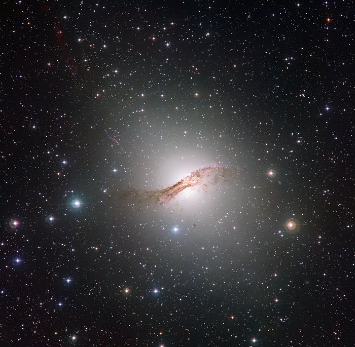 En ny bild av den underliga galaxen Centaurus A
