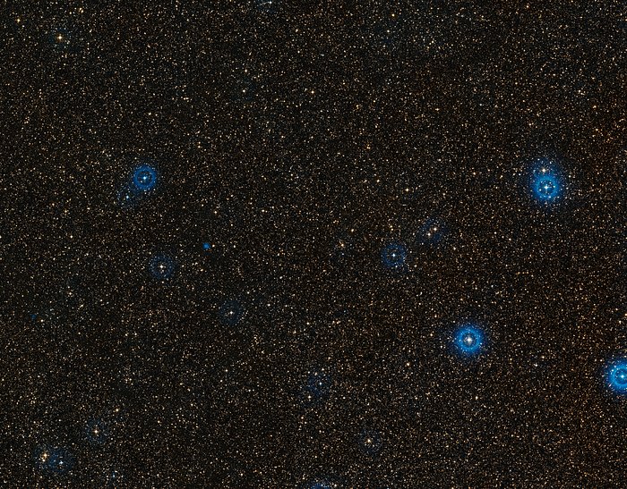 Vidvinkelbillede af himlen omkring det nærtliggende par af brune dværge, Luhman 16AB
