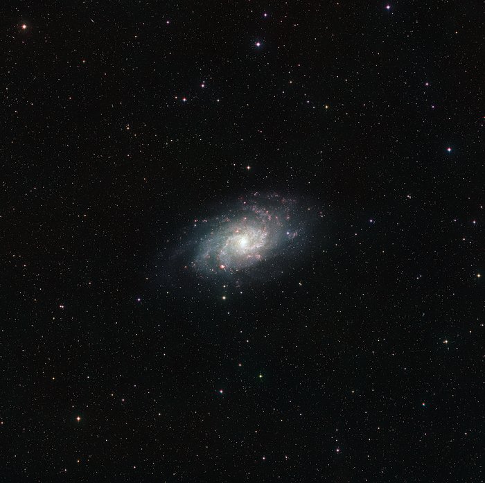 Weitwinkelaufnahme der Himmelsregion um Messier 33