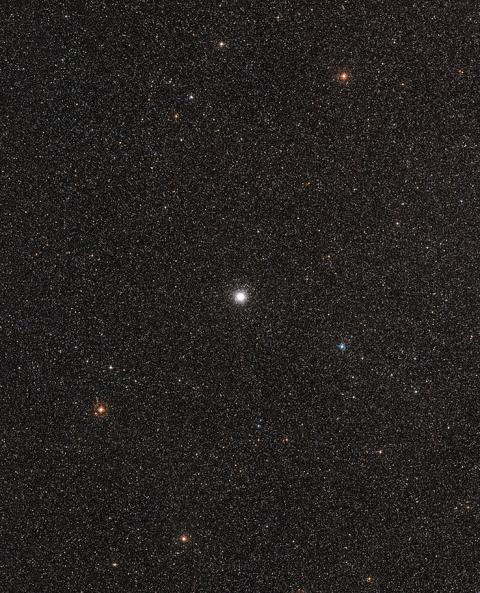 Weitwinkelaufnahme des Himmels um den Kugelsternhaufen Messier 54