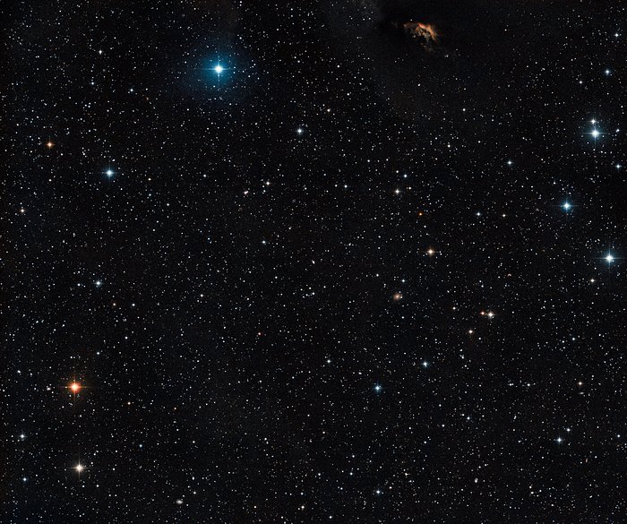 Pohled na oblohu kolem vícenásobného systému GG Tauri