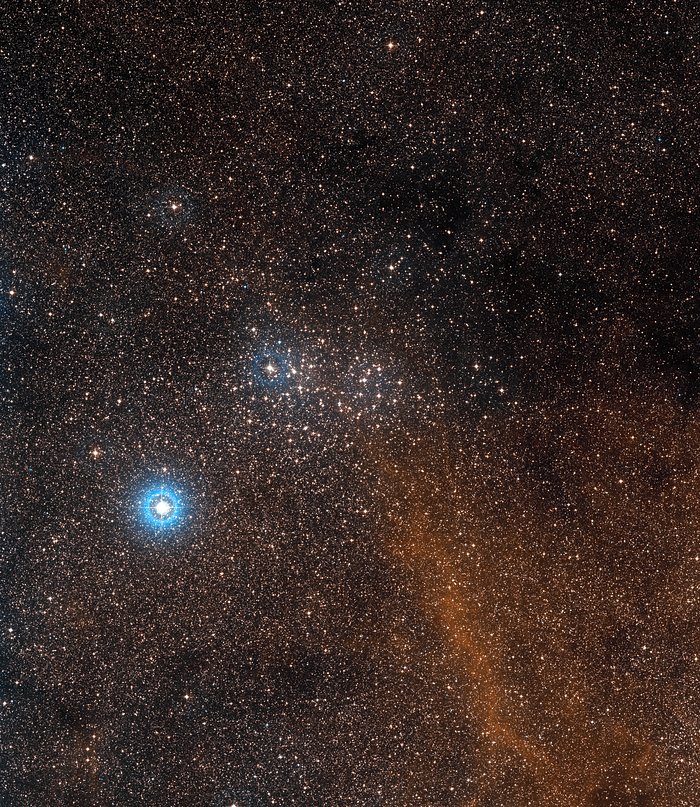 Vue à grand champ du ciel qui entoure le brillant amas ouvert NGC 3532