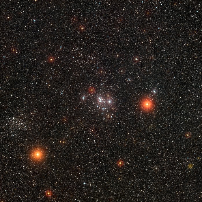 Vidvinkeloptagelse af de klare stjernehobe Messier 47 and Messier 46
