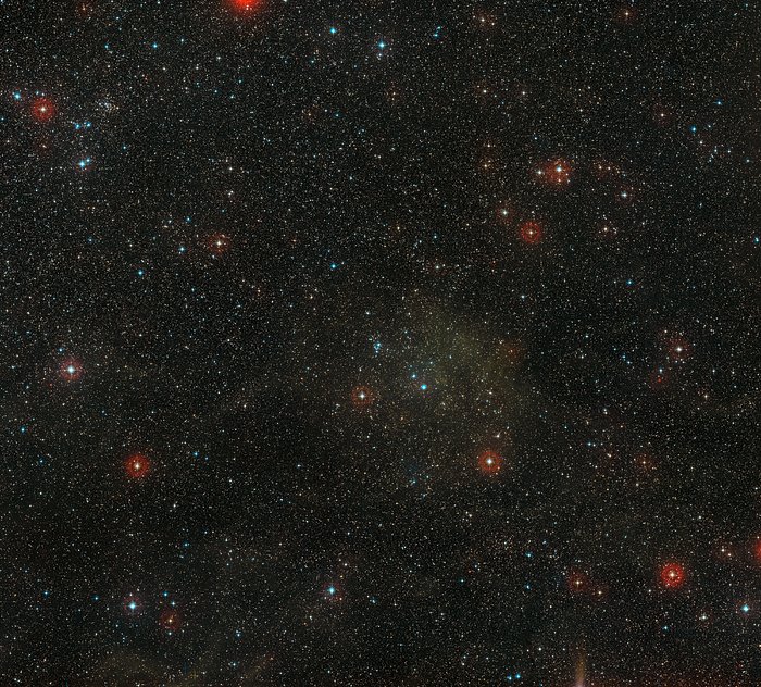 Visión de amplio campo del cielo que rodea al brillante cúmulo estelar NGC 2367 