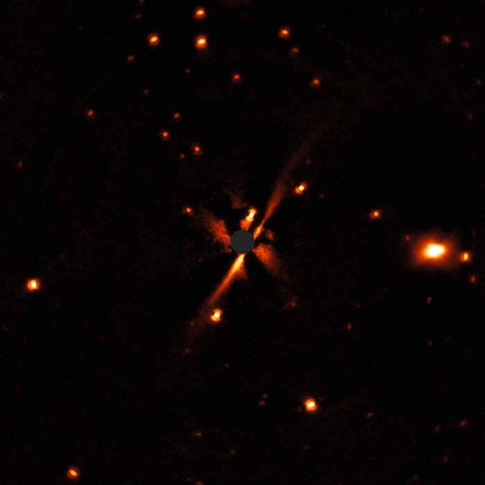 Immagini del disco intorno alla stella GSC 07396-00759 ottenute da SPHERE