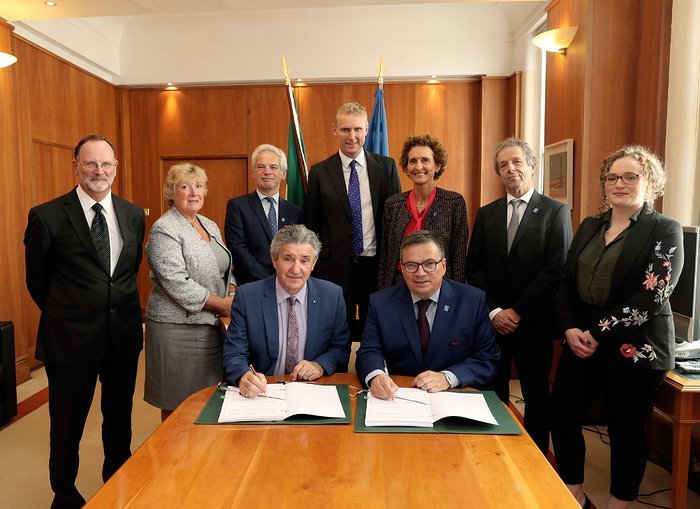 Firma del acuerdo de adhesión de Irlanda
