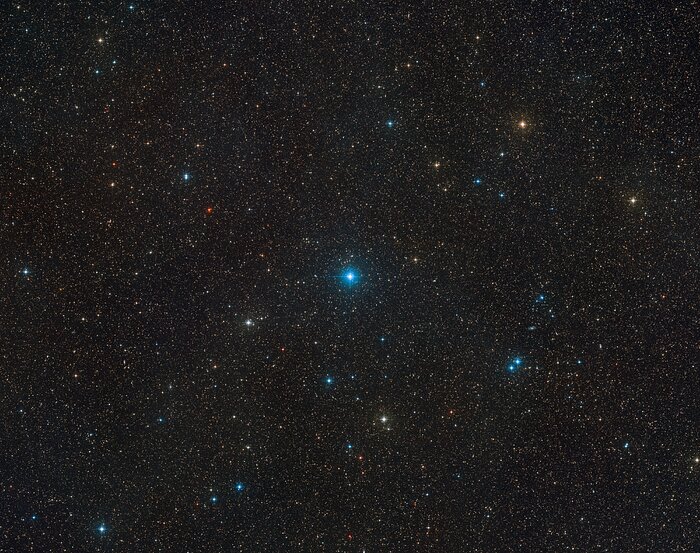 Širokoúhlý záběr oblohy v okolí systému HR 6819