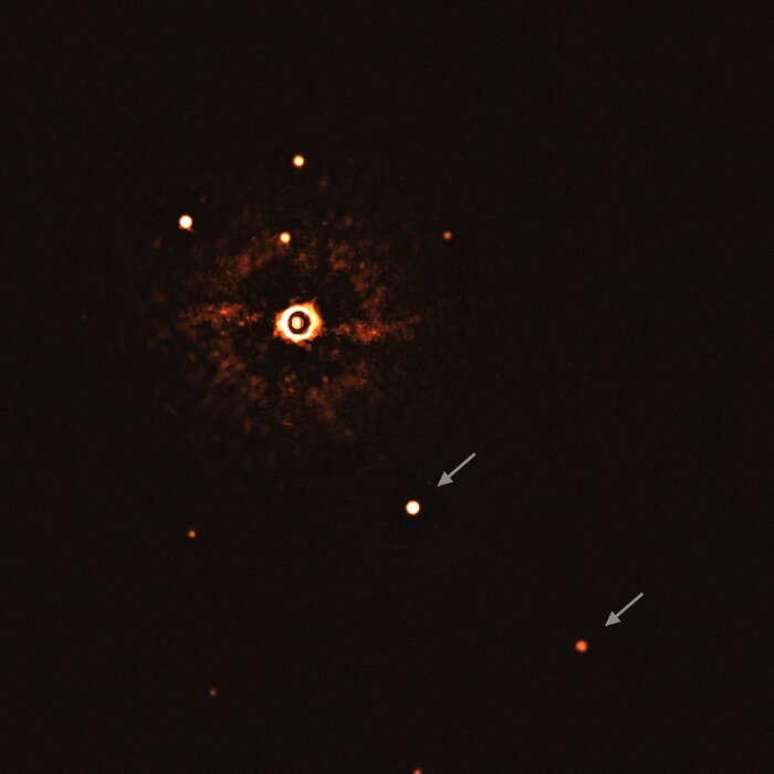 Primera imagen de un sistema planetario múltiple alrededor de una estrella de tipo solar (sin recortar, con anotaciones)