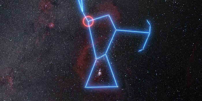 Vidvinkelbild av Orions stjärnbild med Betelgeuse markerad