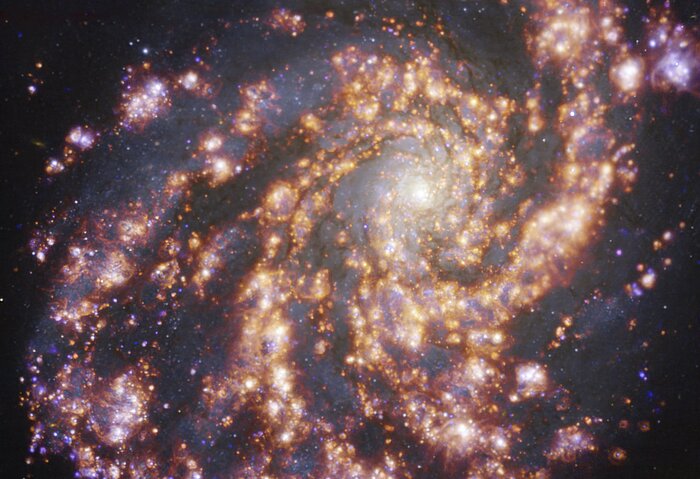 NGC 4254, vista con el instrumento MUSE, instalado en el VLT de ESO, en varias longitudes de onda de luz