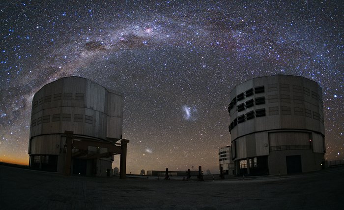 Um emu no céu por cima do Paranal