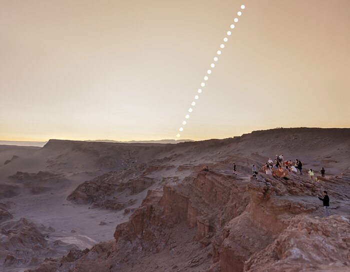 Gedeeltelijke zonsverduistering boven de Atacama-woestijn in Chili