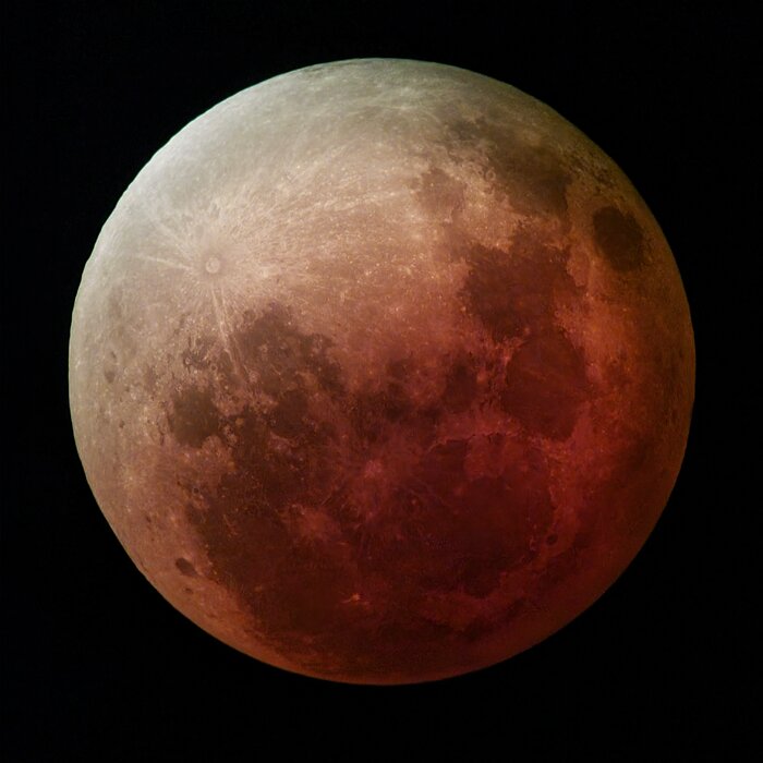 Volle maan kleurt rood