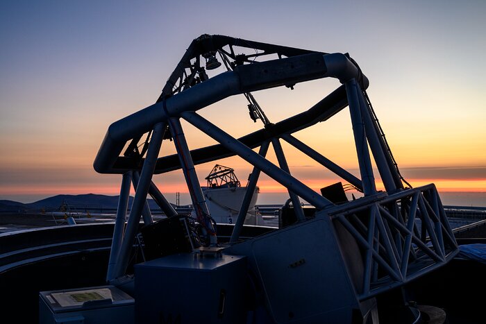 Des télescopes jumeaux se partagent un coucher de soleil à Paranal
