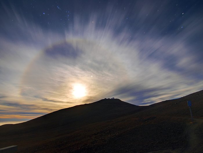 Moon rises over Paranal