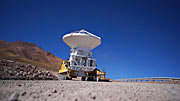 Video-News 42: Die letzte ALMA-Antenne kommt auf Chajnantor an