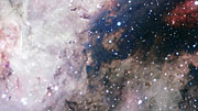 Panoroiden Kölin sumua esittävän VST-teleskoopin kuvan halki