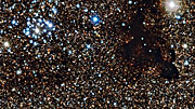 Panoroiden halki tähijoukon NGC 6520 ja tumman pilven Barnard 86