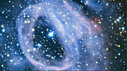 Panorointi halki uuden VLT-teleskoopin kuvan kaasupilvistä NGC 2014 ja NGC 2020