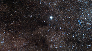 Zooma in mot den mörka, dammiga nebulosan Kolsäcken