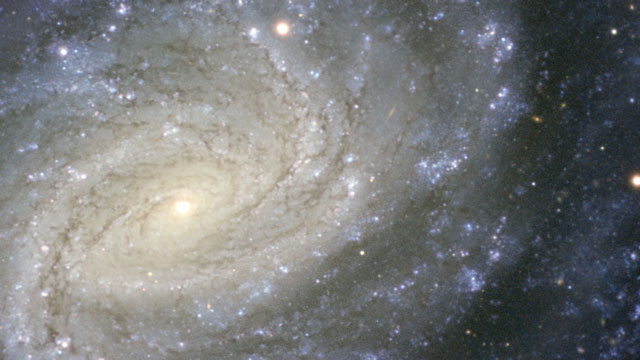 Panoroiden uuden VLT-teleskoopilla otetun spiraaligalaksia NGC 1187 esittävän kuvan halki