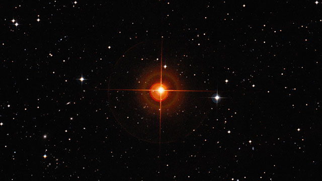Zooming into the red giant star R Sculptoris