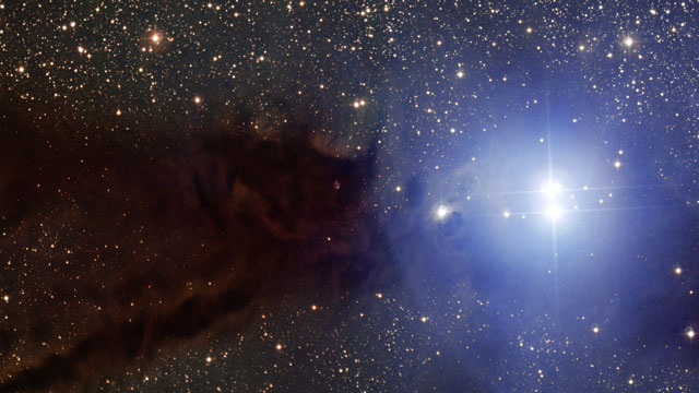 Zoom sur le nuage sombre Lupus 3 et les jeunes étoiles chaudes qui y sont associées