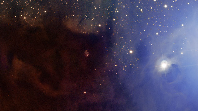 Panorámica sobre la nube oscura Lupus 3 y sus jóvenes estrellas calientes asociadas