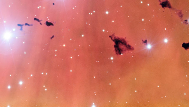 Detailní pohled na hvězdnou porodnici IC 2944 a Thackerayho globule